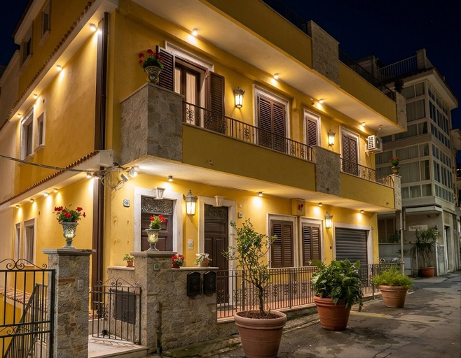 Exterior & Views 1, Gloden House Apartments, Messina
