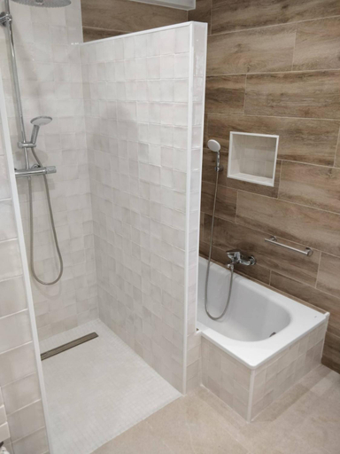 Bathroom, Maresme 42, Girona