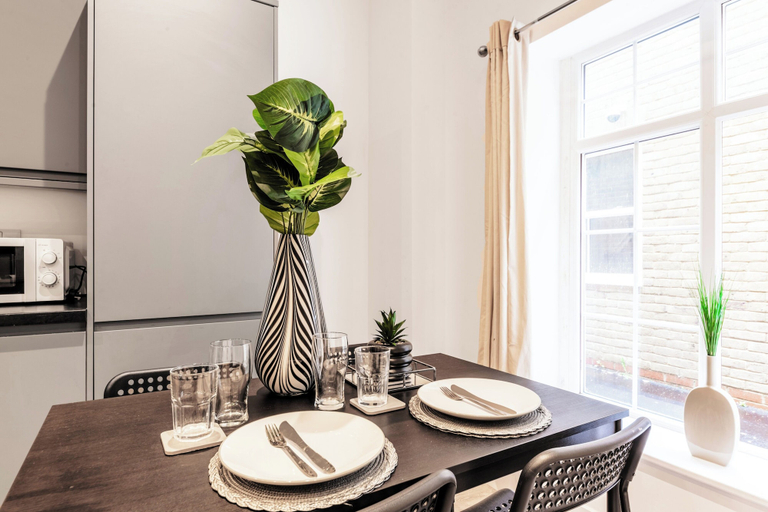 Dining, Sleeps 2 - Central - Studio - Wifi - Paid Parking, Kent
