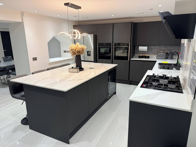 Interior 3, Luxury Home 5 Bedroom 3 Bathroom Games Room Parking, Newport