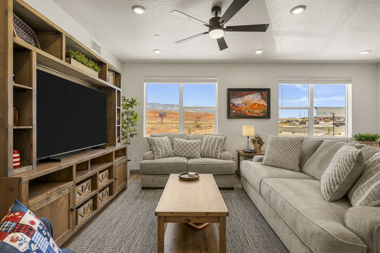 Living area, American Dreams 2 Bedroom Condo, Washington
