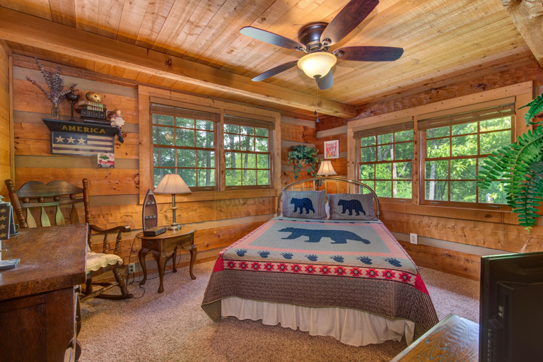 Room 5, Old Glory, Sevier