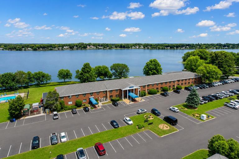 Exterior & Views 3, Lakeside Inn, Middlesex