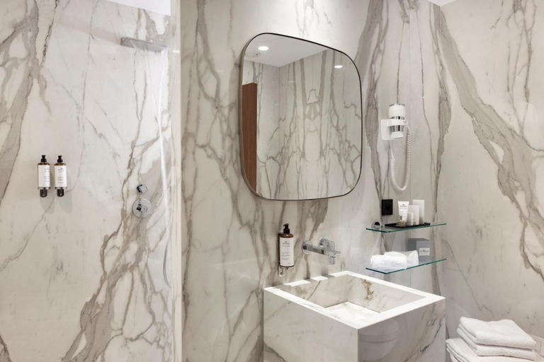 Bathroom 3, Howard Sur Seine, Hauts-de-Seine