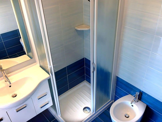 Bathroom, Lido dei Pini Modern Escape, Venezia