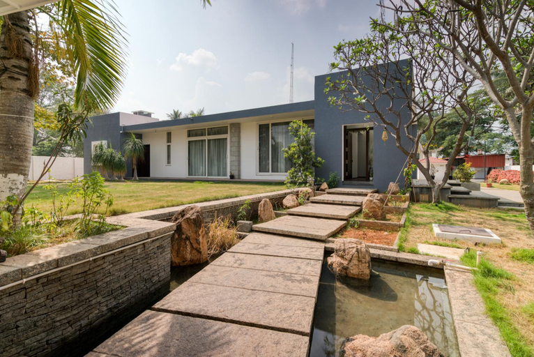 Exterior & Views