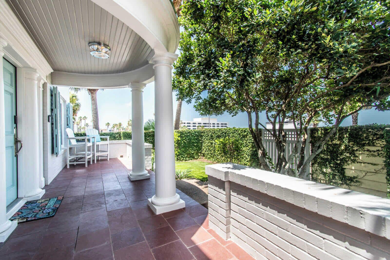 Terrace/patio 5, Bayfront Breeze on Ocean Drive Sleeps 15, Nueces