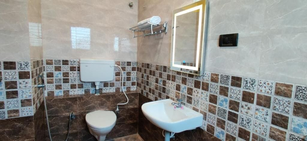 Bathroom 3, Coral Shelters Mattuthavani, Madurai