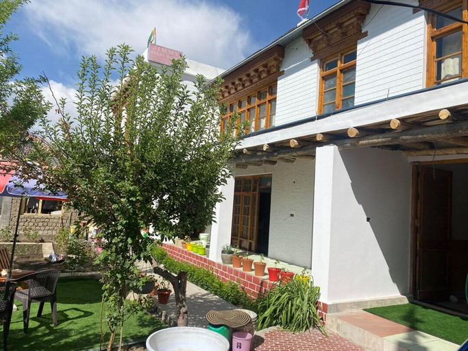 Exterior & Views