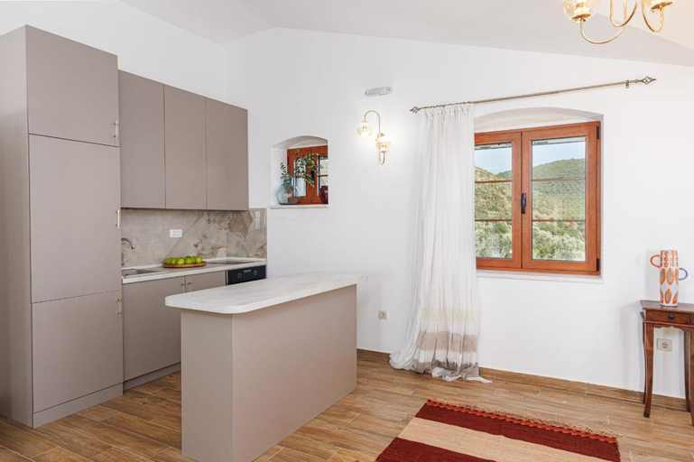 Others 3, Villa Olive Grove