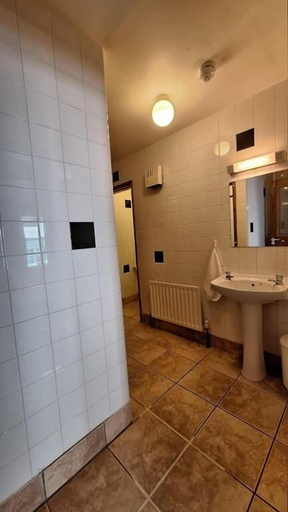 Bathroom 5, Glengarriff Hostel