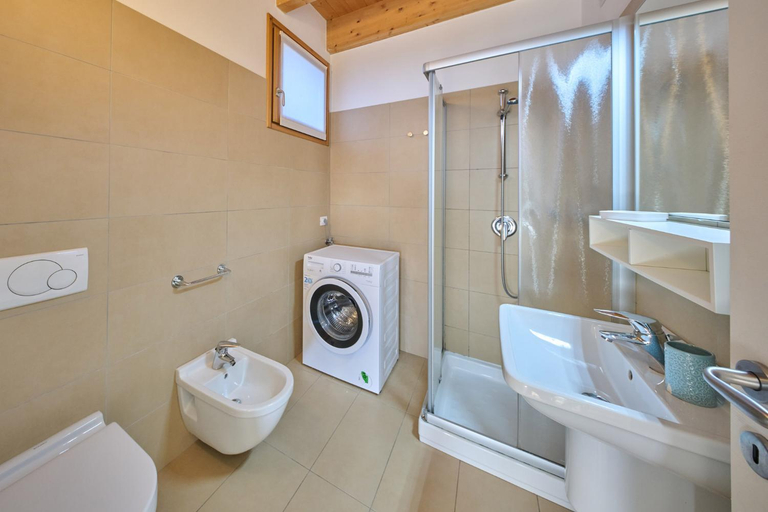Bathroom 4, Paradiso del lago, Lecco