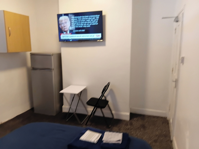Room 5, Studio Sleeps 2 Near Priory Woods, Sandwell