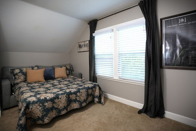 Bedroom 2, Designer decorated 6 bedroom 4 bath pool home, Orange