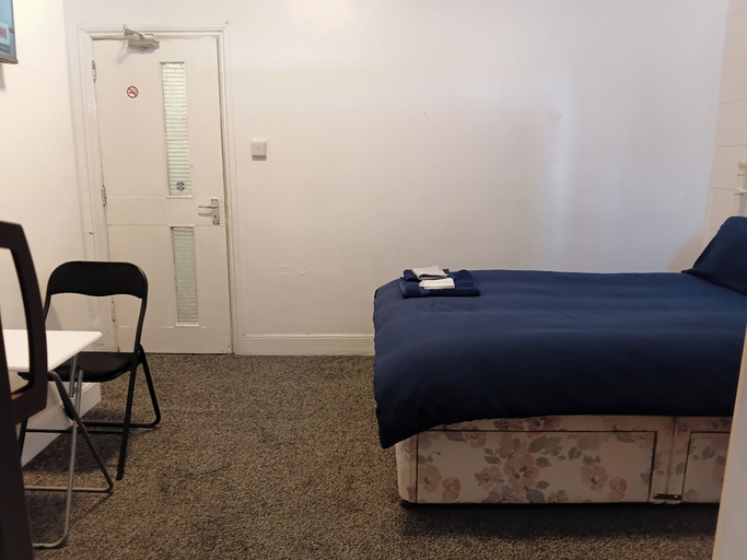 Room 3, Studio Sleeps 2 Near Priory Woods, Sandwell