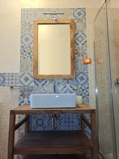 Bathroom 2, Agora-Akrai B&B, Syracuse