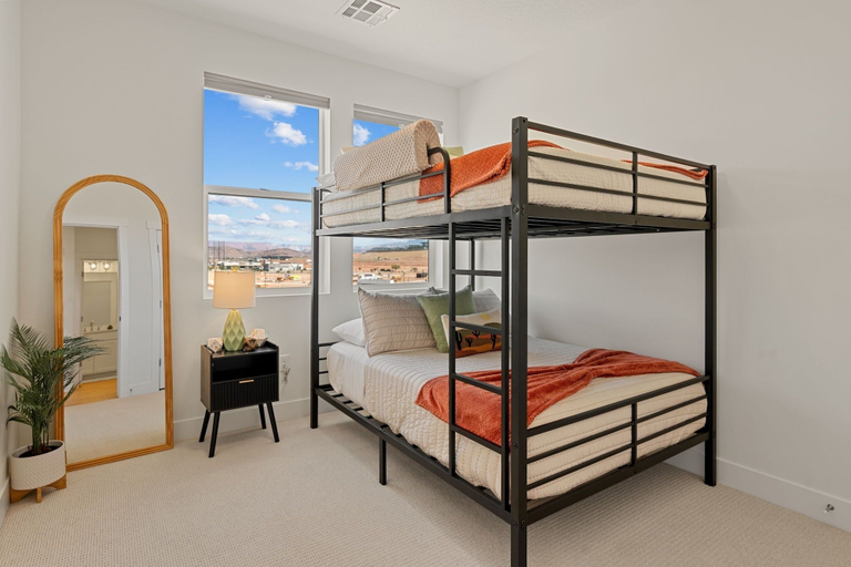 Room 4, Butter By The Beach 3 Bedroom Condo, Washington
