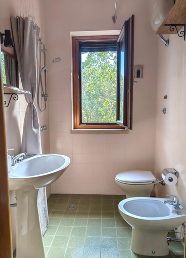 Bathroom 3, Par Tot, Bari