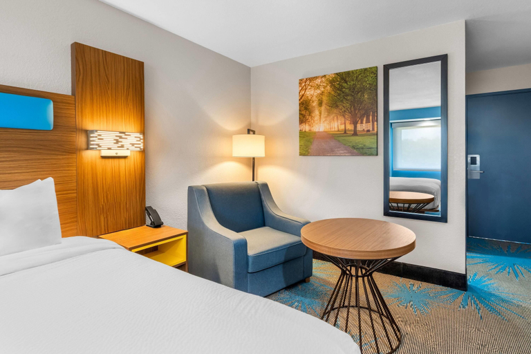 Bedroom 3, Days Inn & Suites by Wyndham Brandon Amphitheater, Rankin