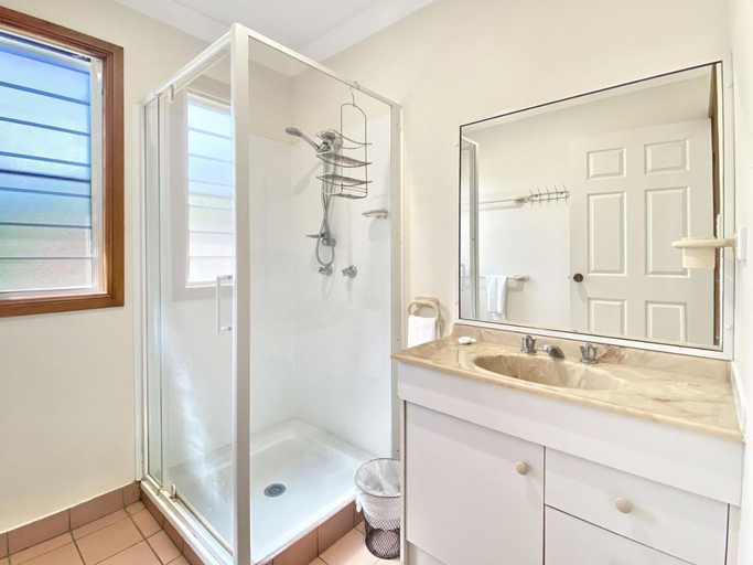 Bathroom, Island Magic Townhouse 5, Magnetic Island