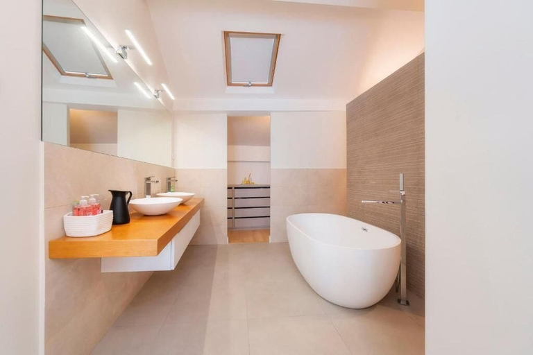 Bathroom 5, Casa Butterfly, Faro