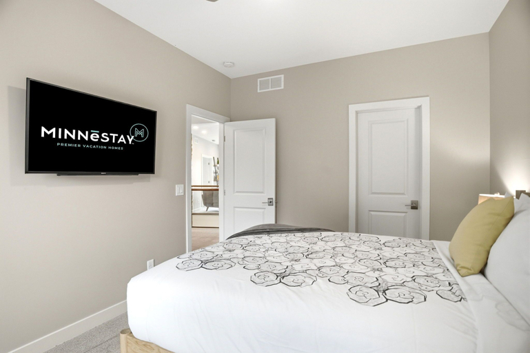 Bedroom 2, Lakefront Luxury, Hennepin
