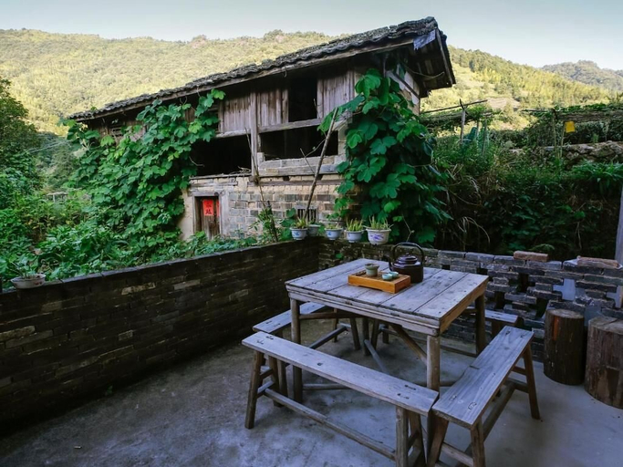 Outdoor dining, nanjing tulou herongzhuang, Zhangzhou