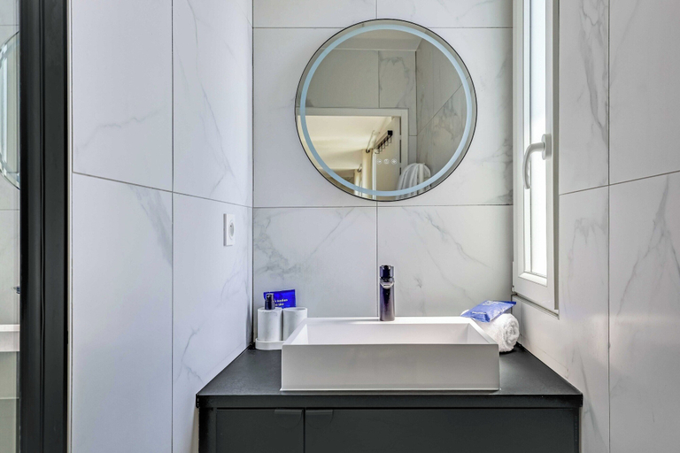 Bathroom 5, Spacious Appartement 1br/4p - Aubervilliers, Seine-Saint-Denis