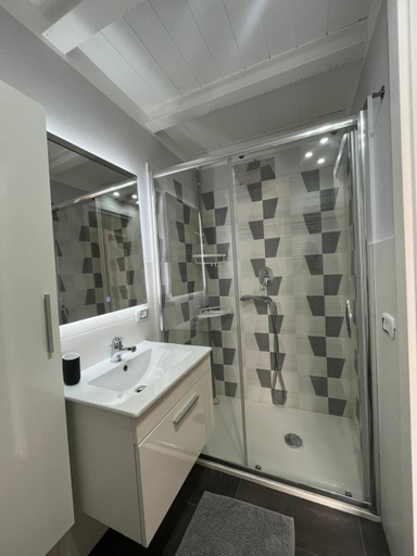 Bathroom 3, Holiday time, Napoli