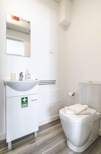 Bathroom, Tanoeiros Apartments, Funchal