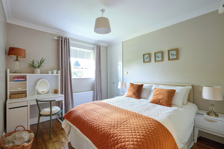 Room 2, Luxurious House Sleeps 8 - Free Parking & Garden