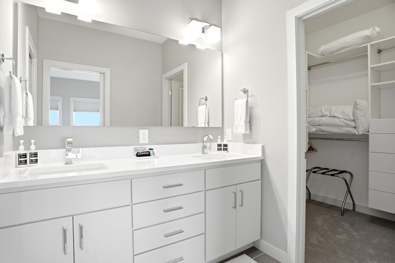 Bathroom 3, Lakefront Luxury, Hennepin