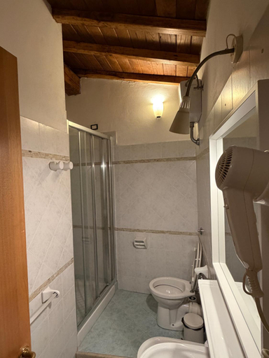 Bathroom 4, Le Donzelle, Pisa