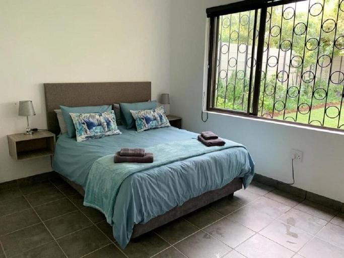 Room 3, Spacious 2-bedroom Apartment With Garden View in Hartbeespoort, Bojanala