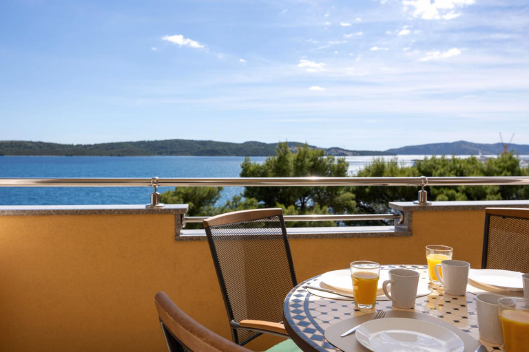 Food & Drinks 4, Villa Penava, private beach, pool and 7min to Trogir, Trogir