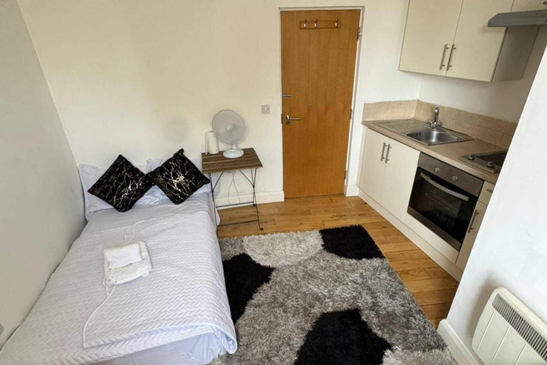 Room, Upper Holloway Studio, 1 Min to Station, Sleeps 2, London