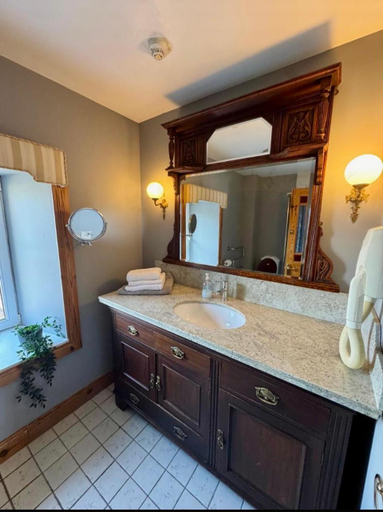 Bathroom 2, The Ormond Apartments