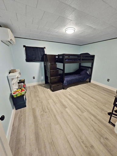 Room 2, Howland House King bed Seconds from I-95, Penobscot