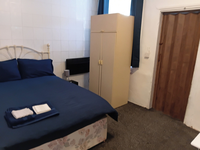 Room 2, Studio Sleeps 2 Near Priory Woods, Sandwell
