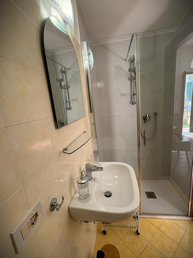 Bathroom 1, Geoglobe Chambre d'Hotes, Pisa