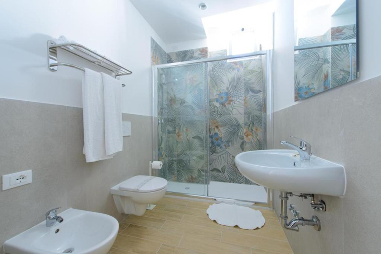 Bathroom 3, Hotel Colorado, Rimini