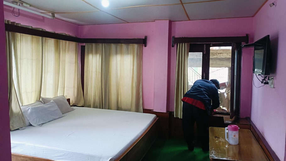 Bedroom 1, Hotel Hema Holiday Home, Kullu