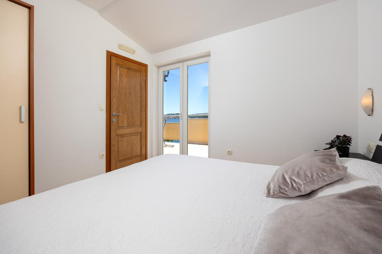Bedroom 2, Villa Penava, private beach, pool and 7min to Trogir, Trogir