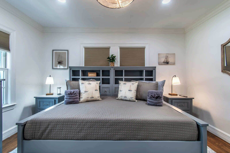 Room 2, Bayfront Breeze on Ocean Drive Sleeps 15, Nueces