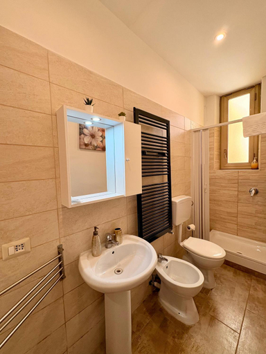 Bathroom 2, Monia Coliseum Apartment, Rome