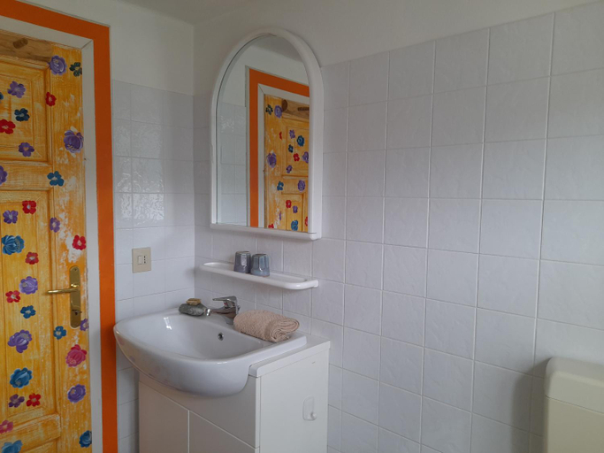 Bathroom 2, Di Baut, Udine