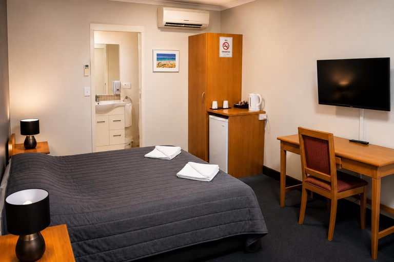 Bedroom 2, Queensport Hotel, Hemmant-Lytton