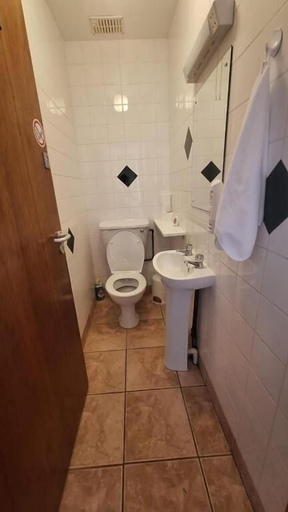 Bathroom 2, Glengarriff Hostel