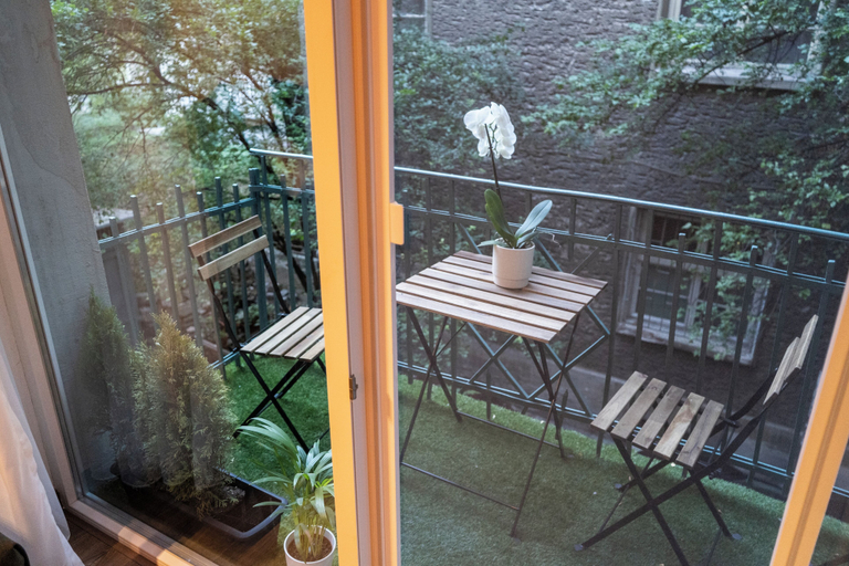 Outdoor dining, Urban Elegance Eagles' Bridge, Stolichna