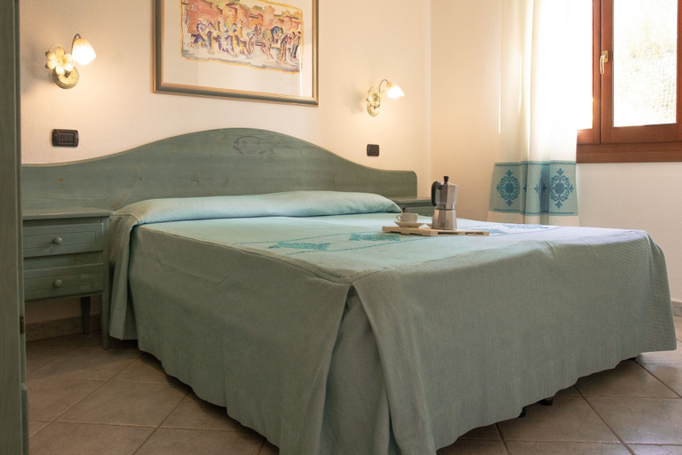 Others 2, Apartment With Shared Pool, Nuoro